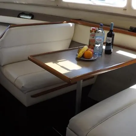 Antares Sleeping Boat 船上ホテル