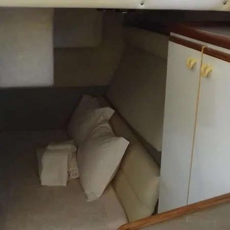 船上ホテル Antares Sleeping Boat *